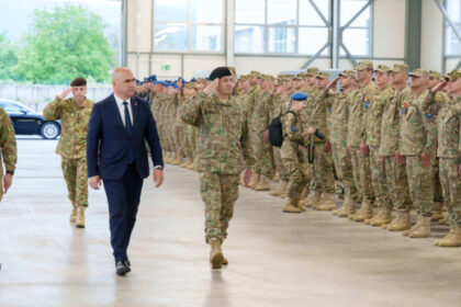 foto ilie bolojan in vizita la misiunea ue in bosnia si hertegovina el a vorbit despre rolul militarilor romani in sprijinirea securitatii 68284d2bd2ad8