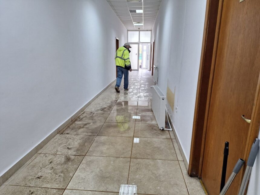 foto incident bizar la sectia 211 din mamaia o alegatoare nemultumita a daramat un calorifer din cladire 6829805ccb73d
