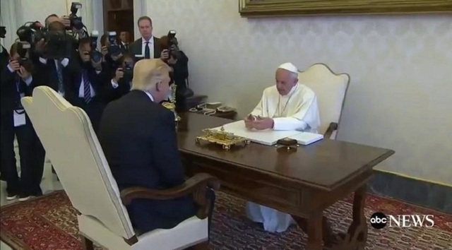 foto trump face public un portret al sau imbracat ca papa 6815ad3eb7531