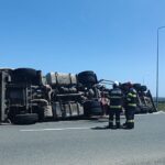 foto video alerta in 23 august o cisterna incarcata cu bitum s a rasturnat in sensul giratoriu de la intrare in localitate 68305bef253c4
