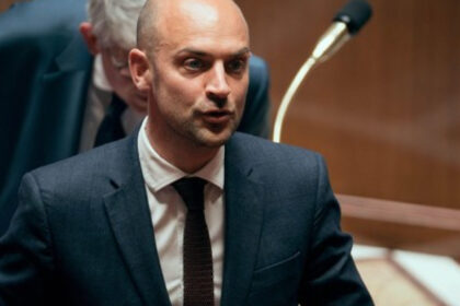 franta anunta ca relatia cu algeria e blocata si va expulza diplomati ca raspuns la o decizie nejustificata si nejustificabila 68248860170e9