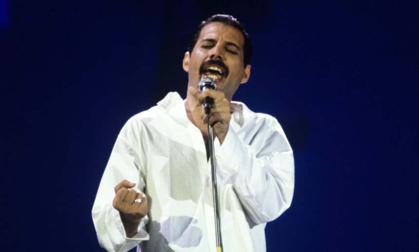 freddie mercury ar fi avut o fiica secreta care acum a ajuns la varsta de 48 de ani m a pretuit ca pe o comoara dezvaluirea facuta intr o noua carte biografica 6831b69a8c570