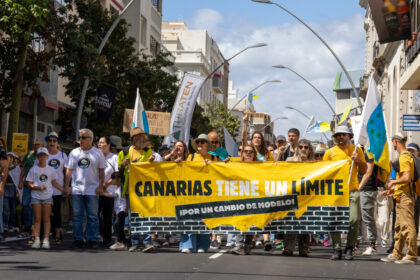galerie foto mii de spanioli au protestat impotriva turismului excesiv in insulele canare este un colaps total 6829fc62834d3