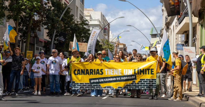 galerie foto mii de spanioli au protestat impotriva turismului excesiv in insulele canare este un colaps total 6829fc62834d3