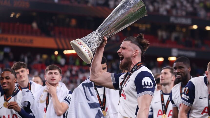galerie foto radu dragusin castigator de europa league imaginile bucuriei dupa tottenham manchester united 1 0 682e517f9c8d8