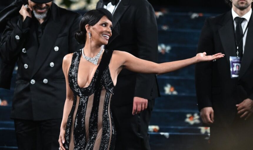 halle berry aproape de o gafa vestimentara la met gala 2025 rochia neagra cu parti transparente a lasat prea mult la vedere 6819ba3fe9ab6