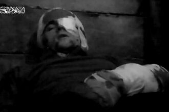 hamas a difuzat un videoclip in care apare un ostatic israelian ranit detinut in fasia gaza 6816632f2ebeb