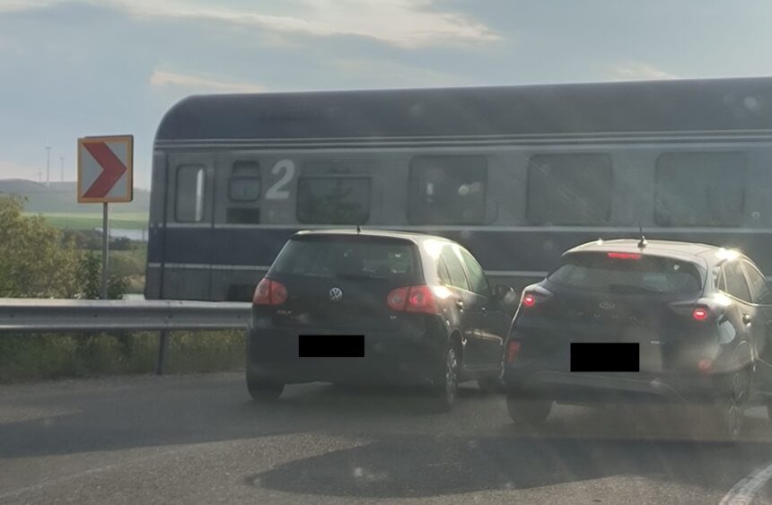 incident feroviar in judetul tulcea vagonul unui tren de calatori ar fi lovit o masina 68218cbbc4eeb