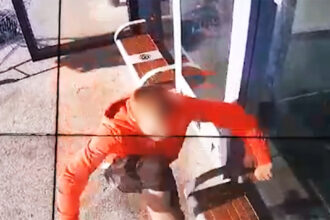 individul suspectat ca a spart geamul statiei ct bus internat la psihiatrie pentru ingrijiri politistii au intocmit dosar penal pentru distrugere 681b0855592bc