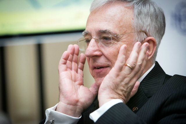 isarescu fiecare om poate sa imbatraneasca cum ii place dar unii prea au luat o aiurea asa vad numai conspiratii discursul asta public nu da sentimentul ca suntem o tara serioasa 682c991abf6ef