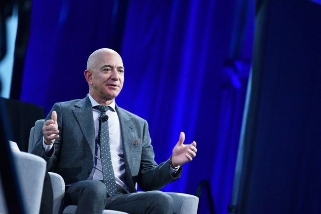 jeff bezos va vinde actiuni amazon in valoare de pana la 48 miliarde de dolari 6815cab21d5e5