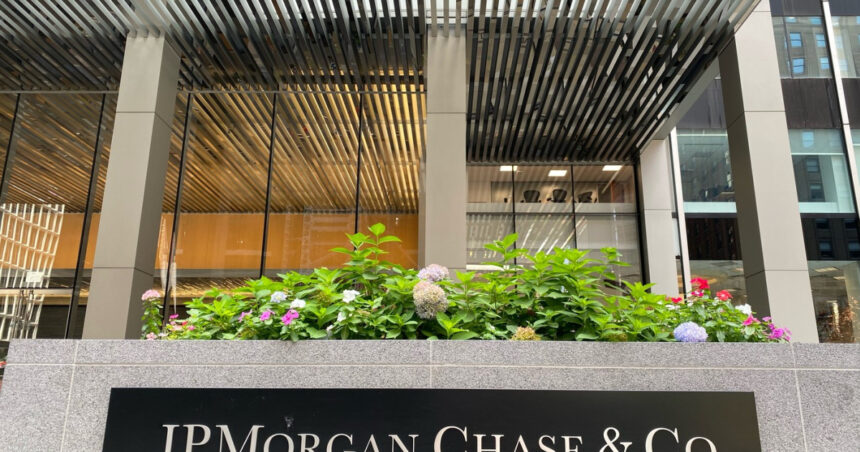 jpmorgan victoria lui nicusor dan reduce riscul politic o scadere a ratingului sub nivelul de investitii mai putin ingrijoratoare 682b2b5b24b8a