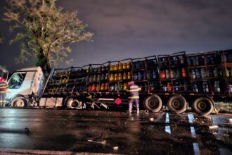 la un pas de tragedie accident intre un autocamion cu butelii si un autoturism doua victime 68284453c4727