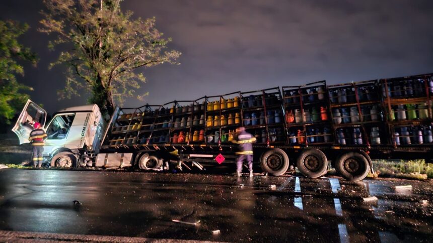 la un pas de tragedie accident intre un autocamion cu butelii si un autoturism doua victime 68284453c4727