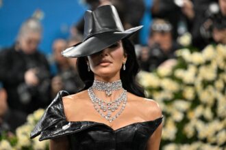 met gala 2025 reactia lui kim kardashian dupa ce un agent de securitate a calcat o pe rochie gestul ei surprins de camerele de filmat 6819f7154a836