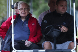 miliardarul warren buffett se retrage de la sefia berkshire hathaway dupa peste 60 de ani cine va fi succesorul 6816fc861d5b1