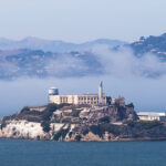 misterul celei mai faimoase evadari din alcatraz trei detinuti au scapat de pe insula fortareata si nu au mai fost vazuti niciodata 6828270cdce63