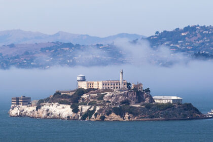 misterul celei mai faimoase evadari din alcatraz trei detinuti au scapat de pe insula fortareata si nu au mai fost vazuti niciodata 6828270cdce63