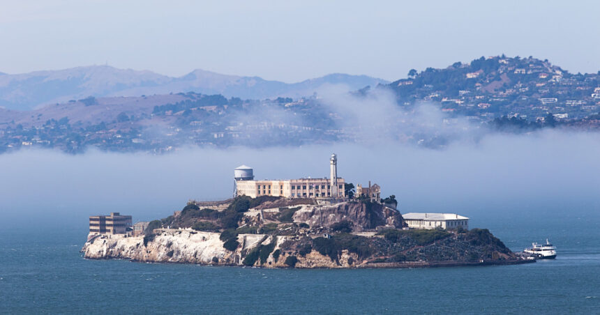 misterul celei mai faimoase evadari din alcatraz trei detinuti au scapat de pe insula fortareata si nu au mai fost vazuti niciodata 6828270cdce63