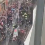 news alert videofoto un barbat a fost retinut dupa ce a intrat cu masina in multime la parada echipei liverpool 6834b9e56c048