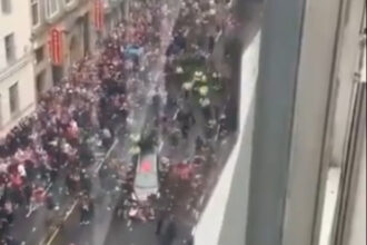 news alert videofoto un barbat a fost retinut dupa ce a intrat cu masina in multime la parada echipei liverpool 6834b9e56c048