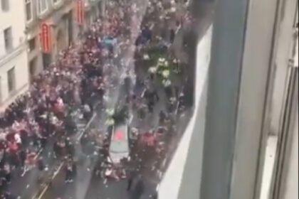 news alert videofoto un barbat a fost retinut dupa ce a intrat cu masina in multime la parada echipei liverpool 6834b9e56c048