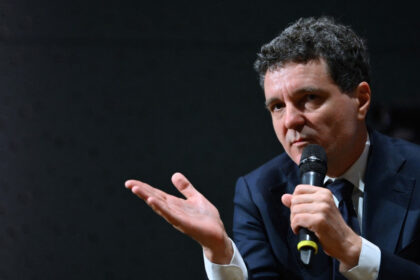 nicusor dan in fata studentilor in multe locuri statul este de la neglijent pana la capturat e nevoie de presiunea societatii 6831a4985d27c
