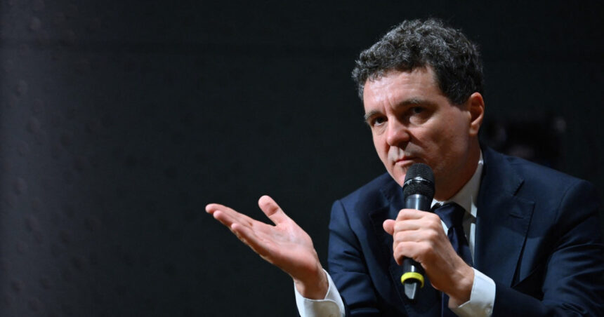 nicusor dan in fata studentilor in multe locuri statul este de la neglijent pana la capturat e nevoie de presiunea societatii 6831a4985d27c