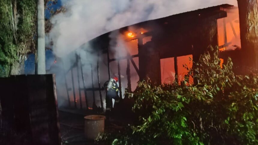 o hala aflata in zona cfr palas distrusa intr un incendiu 682ec151b0da9