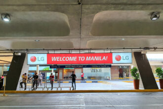 o masina a intrat cu viteza pe aleea zonei de plecari a aeroportului din manila si a ucis doi oameni printre care si o fetita de 5 ani 681718a8490e8