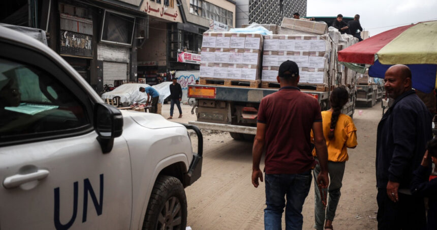 o picatura in ocean dupa aproape trei luni de blocada israelul a permis accesul unor camioane onu cu ajutoare in fasia gaza 682c1b29121e8