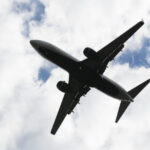 panica la inaltime in sua un pasager a incercat sa deschida usile avionului in timpul zborului pilotii au deviat cursa 683360964ff37