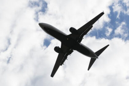 panica la inaltime in sua un pasager a incercat sa deschida usile avionului in timpul zborului pilotii au deviat cursa 683360964ff37