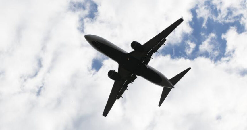 panica la inaltime in sua un pasager a incercat sa deschida usile avionului in timpul zborului pilotii au deviat cursa 683360964ff37