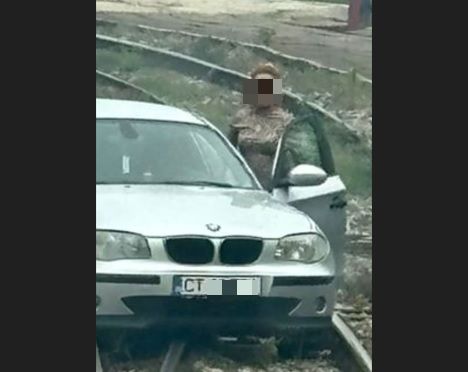 pericol pe calea ferata in judetul constanta o masina a cazut pe sine soferita a scapat la timp 681f4df5e9328