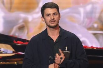 premiul castigat de vlad udrescu protagonistul serialului ana mi ai fost scrisa in adn primele declaratii pe scena ma simt liber si implinit 6836bf53ed126