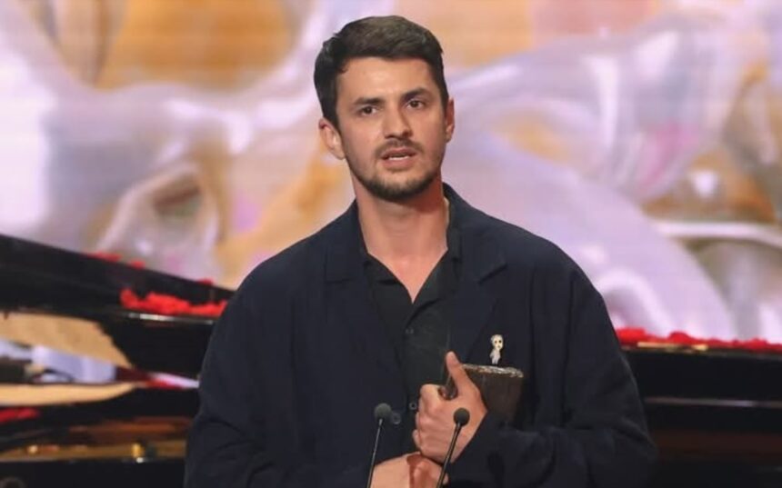 premiul castigat de vlad udrescu protagonistul serialului ana mi ai fost scrisa in adn primele declaratii pe scena ma simt liber si implinit 6836bf53ed126