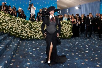 rihanna e insarcinata cu al treilea copil cu aap rocky cum a aparut imbracata la met gala 2025 unde tema a fost dedicata modei masculine 6819b0cc4fe6f