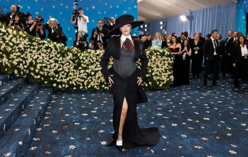 rihanna e insarcinata cu al treilea copil cu aap rocky cum a aparut imbracata la met gala 2025 unde tema a fost dedicata modei masculine 6819b0cc4fe6f