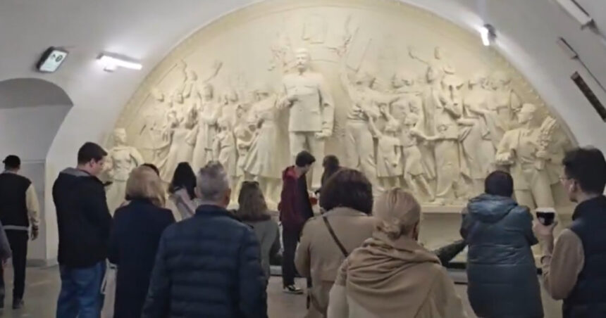 rusia lui putin revine la cultul personalitatii lui stalin o statuie a dictatorului sovietic a fost reinstalata la metroul din moscova 6826f9b1ec874
