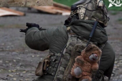 sa ne amintim de ce luptam un soldat ucrainean poarta cu el ca talisman un ursulet de plus gasit intr un loc de joaca bombardat 681af9775c46f