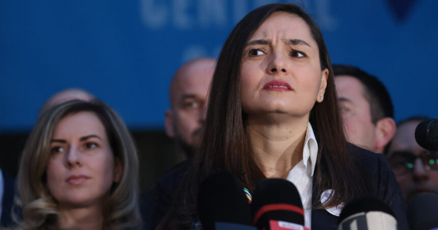 sefa pot anamaria gavrila ameninta jurnalistii sunteti o specie pe cale de disparitie abia astept sa va vad gone 681a2a18e161d