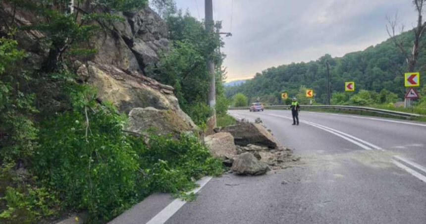 trafic rutier afectat pe valea oltului dn7 in zona calinesti din cauza unor pietre cazute pe carosabil 68361248f2bf1