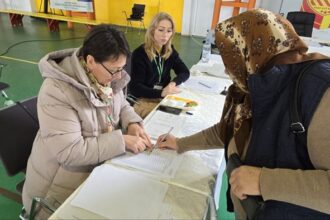 turistii din vama veche voteaza masiv au fost suplimentate buletinele de vot la sectia de votare nr 469 6817327414e85