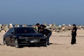 un autoturism a ramas blocat in nisip pe plaja reyna din constanta 681788a1f263d