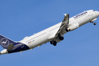 un avion lufthansa a zburat fara pilot dupa ce comandatul a fost blocat in afara cockpitului iar copilotul a lesinat raport oficial 682afd62f04e2