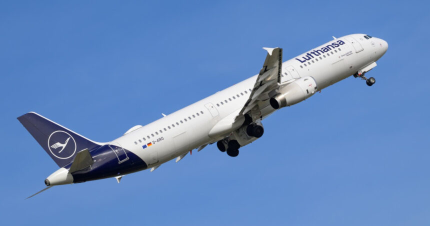 un avion lufthansa a zburat fara pilot dupa ce comandatul a fost blocat in afara cockpitului iar copilotul a lesinat raport oficial 682afd62f04e2