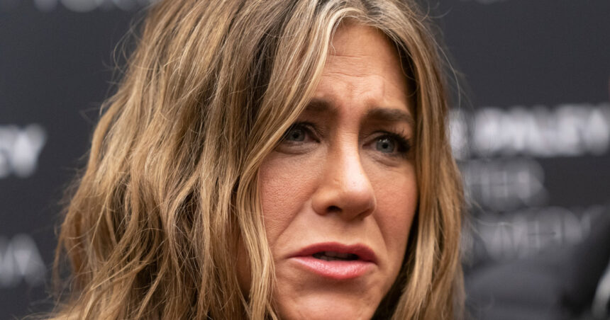 un barbat a fost arestat dupa ce a intrat cu masina in poarta casei actritei jennifer aniston din los angeles 681b41d3db9b3