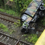 un camion nato s a rasturnat de pe un pasaj rutier pe calea ferata la intrarea in calimanesti doi militari francezi au fost raniti 6827533141147