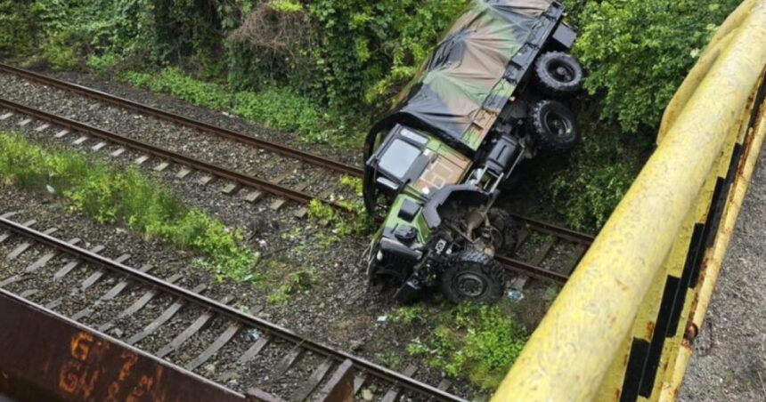 un camion nato s a rasturnat de pe un pasaj rutier pe calea ferata la intrarea in calimanesti doi militari francezi au fost raniti 6827533141147